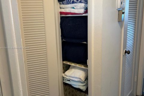 Condo in Sunrise, Florida, 1 bedroom  № 1713123 - photo 11