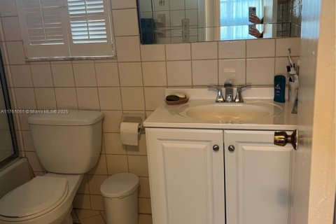 Condo in Sunrise, Florida, 1 bedroom  № 1713123 - photo 12
