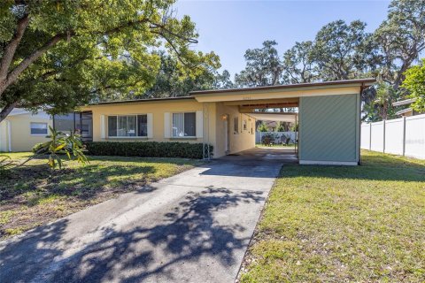 House in Saint Petersburg, Florida 2 bedrooms, 91.69 sq.m. № 1836874 - photo 1
