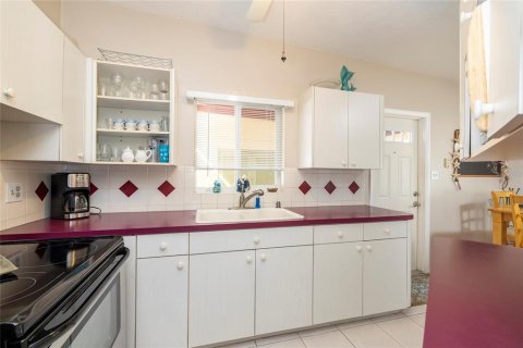 House in Saint Petersburg, Florida 2 bedrooms, 91.69 sq.m. № 1836874 - photo 9
