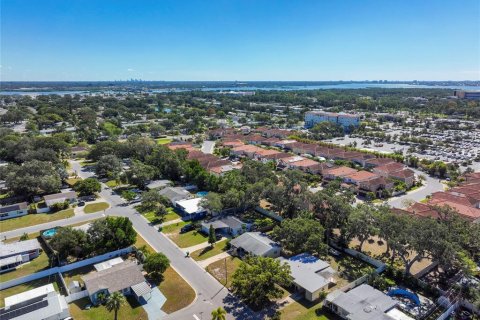 House in Saint Petersburg, Florida 2 bedrooms, 91.69 sq.m. № 1836874 - photo 2