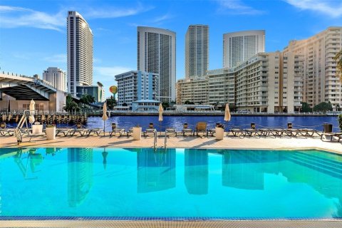 Condo in Hallandale Beach, Florida, 2 bedrooms  № 2089125 - photo 9