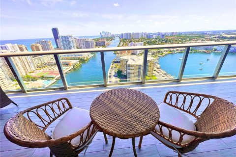 Condo in Hallandale Beach, Florida, 2 bedrooms  № 2089125 - photo 19