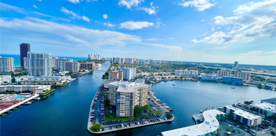 Condo in Hallandale Beach, Florida, 2 bedrooms  № 2089125