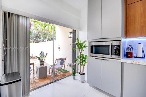 Townhouse in Miami, Florida 3 bedrooms, 156.08 sq.m. № 2003356 - photo 5