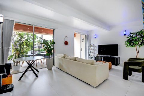 Townhouse in Miami, Florida 3 bedrooms, 156.08 sq.m. № 2003356 - photo 11