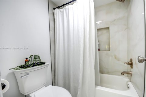 Townhouse in Miami, Florida 3 bedrooms, 156.08 sq.m. № 2003356 - photo 19