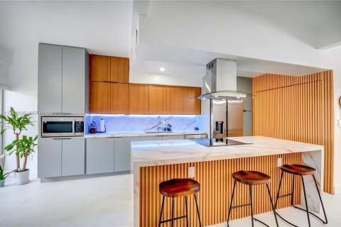 Townhouse in Miami, Florida 3 bedrooms, 156.08 sq.m. № 2003356