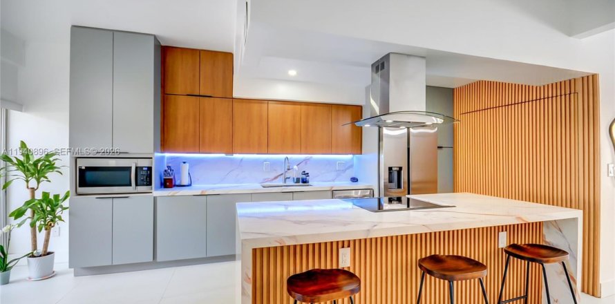 Townhouse in Miami, Florida 3 bedrooms, 156.08 sq.m. № 2003356