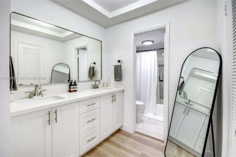 Townhouse in Miami, Florida 3 bedrooms, 156.08 sq.m. № 2003356 - photo 17