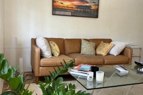 Condo in Miami Beach, Florida, 1 bedroom  № 1868170 - photo 2