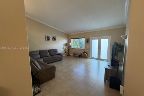 Снять в аренду виллу или дом в Майами-Лейкс, Флорида 3 спальни, 145.48м2, № 2047819 - фото 5