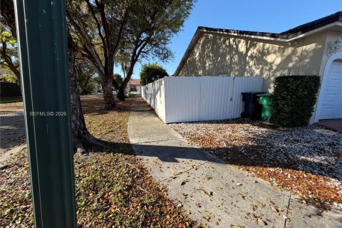 Снять в аренду виллу или дом в Майами-Лейкс, Флорида 3 спальни, 145.48м2, № 2047819 - фото 4