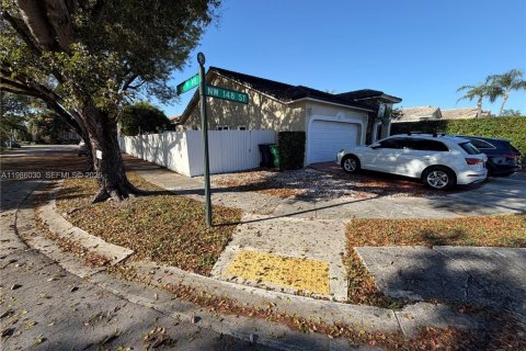 Снять в аренду виллу или дом в Майами-Лейкс, Флорида 3 спальни, 145.48м2, № 2047819 - фото 3