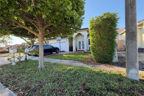 Снять в аренду виллу или дом в Майами-Лейкс, Флорида 3 спальни, 145.48м2, № 2047819 - фото 2