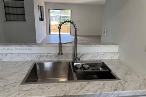 Touwnhouse à vendre à Miami, Floride: 3 chambres, 126.35 m2 № 2079684 - photo 13
