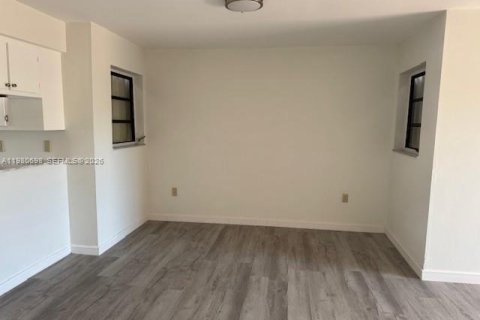 Touwnhouse à vendre à Miami, Floride: 3 chambres, 126.35 m2 № 2079684 - photo 12