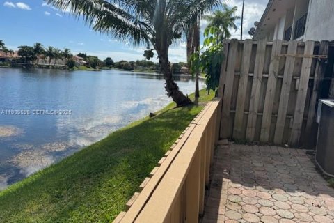 Touwnhouse à vendre à Miami, Floride: 3 chambres, 126.35 m2 № 2079684 - photo 6