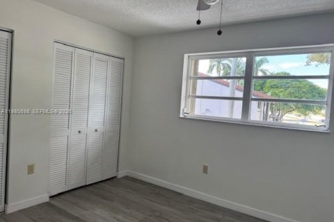 Touwnhouse à vendre à Miami, Floride: 3 chambres, 126.35 m2 № 2079684 - photo 25