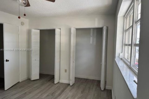 Touwnhouse à vendre à Miami, Floride: 3 chambres, 126.35 m2 № 2079684 - photo 23