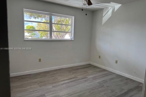 Touwnhouse à vendre à Miami, Floride: 3 chambres, 126.35 m2 № 2079684 - photo 18