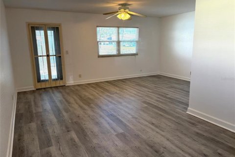 Condo in Sun City Center, Florida, 1 bedroom  № 2212049 - photo 9