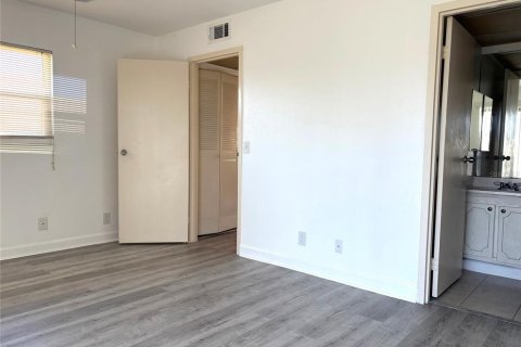 Condo in Sun City Center, Florida, 1 bedroom  № 2212049 - photo 20