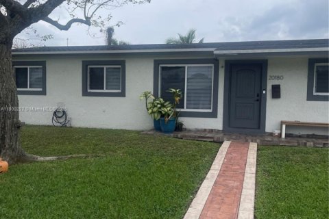 House in Miami Gardens, Florida 4 bedrooms, 164.44 sq.m. № 2082138 - photo 2