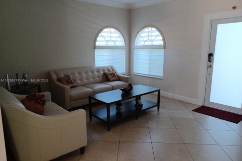 Casa en venta en Miami, Florida, 3 dormitorios, 175.59 m2 № 1970916 - foto 9