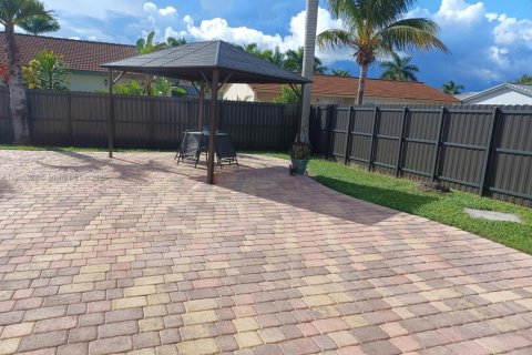 Casa en venta en Miami, Florida, 3 dormitorios, 175.59 m2 № 1970916 - foto 3