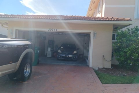 Casa en venta en Miami, Florida, 3 dormitorios, 175.59 m2 № 1970916 - foto 2