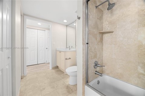 Copropriété à vendre à Hallandale Beach, Floride: 3 chambres, 161.46 m2 № 2009748 - photo 24