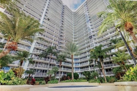 Condo in North Bay Village, Florida, 2 bedrooms  № 1581396 - photo 2