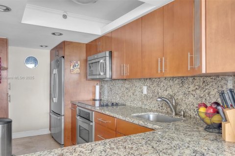 Condo in North Bay Village, Florida, 2 bedrooms  № 1581396 - photo 18