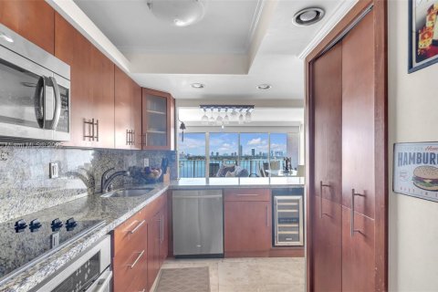 Condo in North Bay Village, Florida, 2 bedrooms  № 1581396 - photo 10