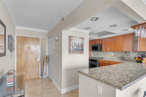 Condo in North Bay Village, Florida, 2 bedrooms  № 1581396 - photo 17