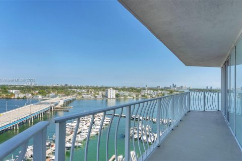 Condo in North Bay Village, Florida, 2 bedrooms  № 1581396 - photo 11