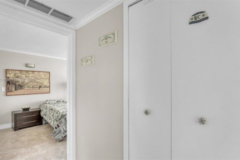 Condo in North Bay Village, Florida, 2 bedrooms  № 1581396 - photo 27