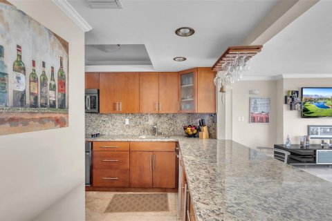 Condo in North Bay Village, Florida, 2 bedrooms  № 1581396 - photo 16