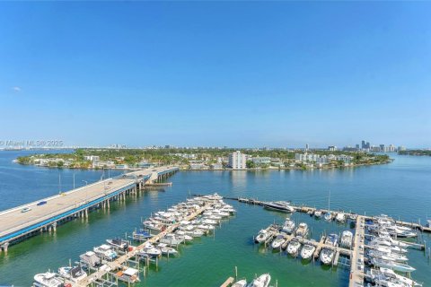 Condo in North Bay Village, Florida, 2 bedrooms  № 1581396 - photo 23
