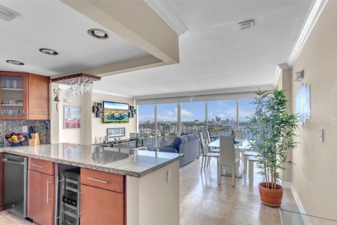 Condo in North Bay Village, Florida, 2 bedrooms  № 1581396 - photo 5