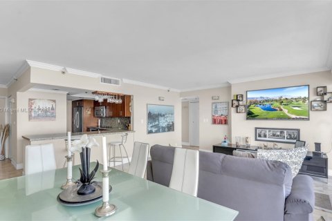 Condo in North Bay Village, Florida, 2 bedrooms  № 1581396 - photo 21