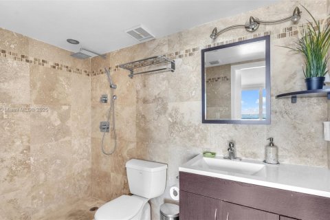 Condo in North Bay Village, Florida, 2 bedrooms  № 1581396 - photo 12