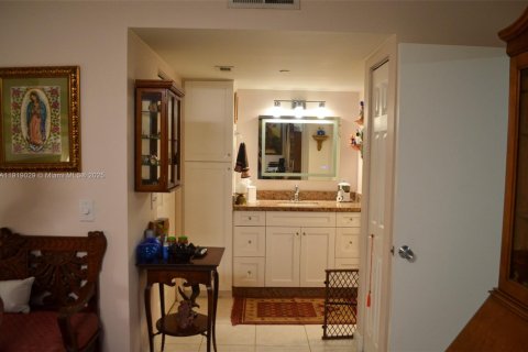 Condo in Pembroke Pines, Florida, 2 bedrooms № 1974110 - photo 5