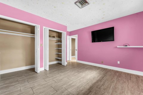 House in Plantation, Florida 4 bedrooms, 361.02 sq.m. № 2086913 - photo 20