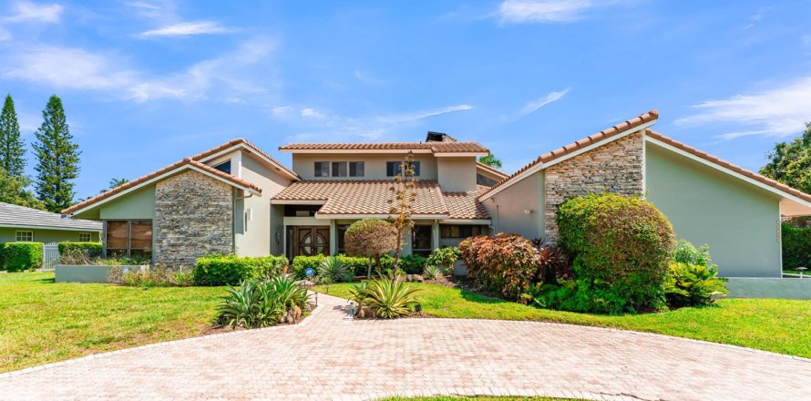 House in Plantation, Florida 4 bedrooms, 361.02 sq.m. № 2086913