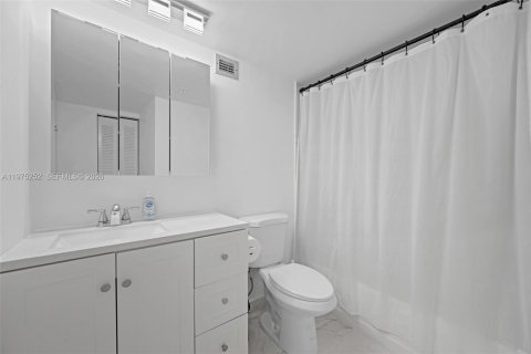 Condominio en venta en Miami Beach, Florida, 1 dormitorio, 76.18 m2 № 2090581 - foto 14