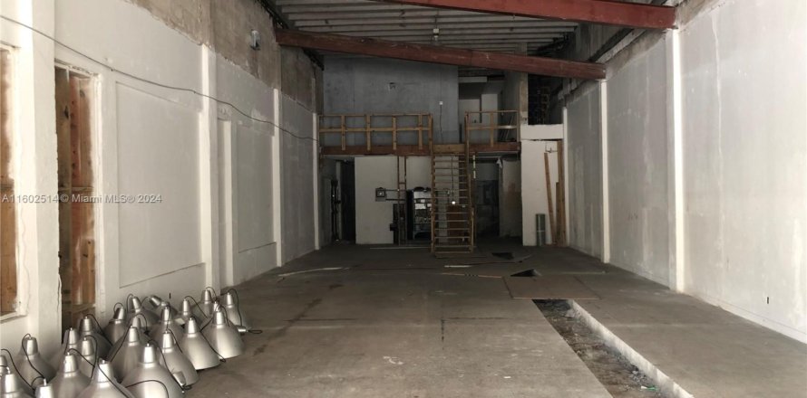 Shop in Hollywood, Florida № 1221308