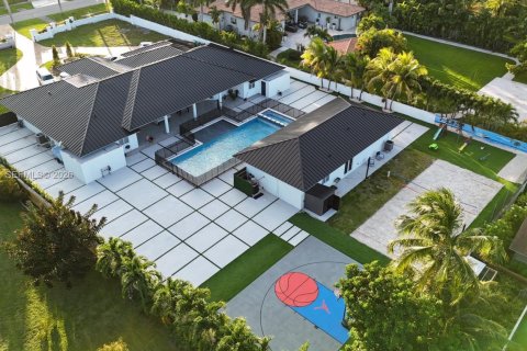 House in Miami, Florida 6 bedrooms, 503.9 sq.m. № 2046441