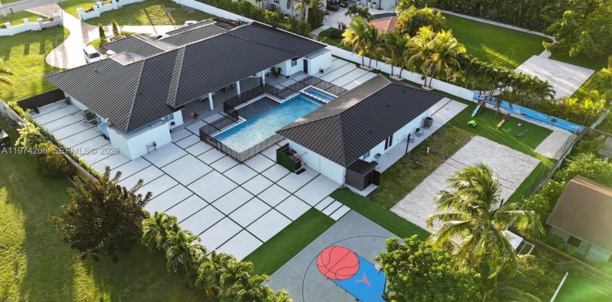 House in Miami, Florida 6 bedrooms, 503.9 sq.m. № 2046441